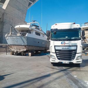 Descontaminación de barco en el puerto de Barcelona