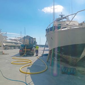 Descontaminación de barco en el puerto de Barcelona