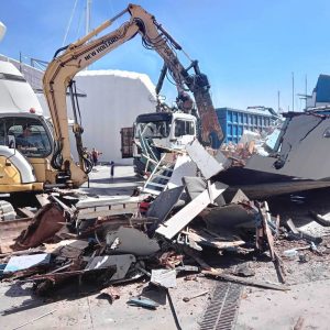 Desguace de barco en el puerto de Vilanova