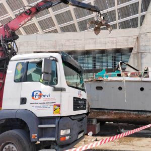 Grúa desmontando un barco con Femevi